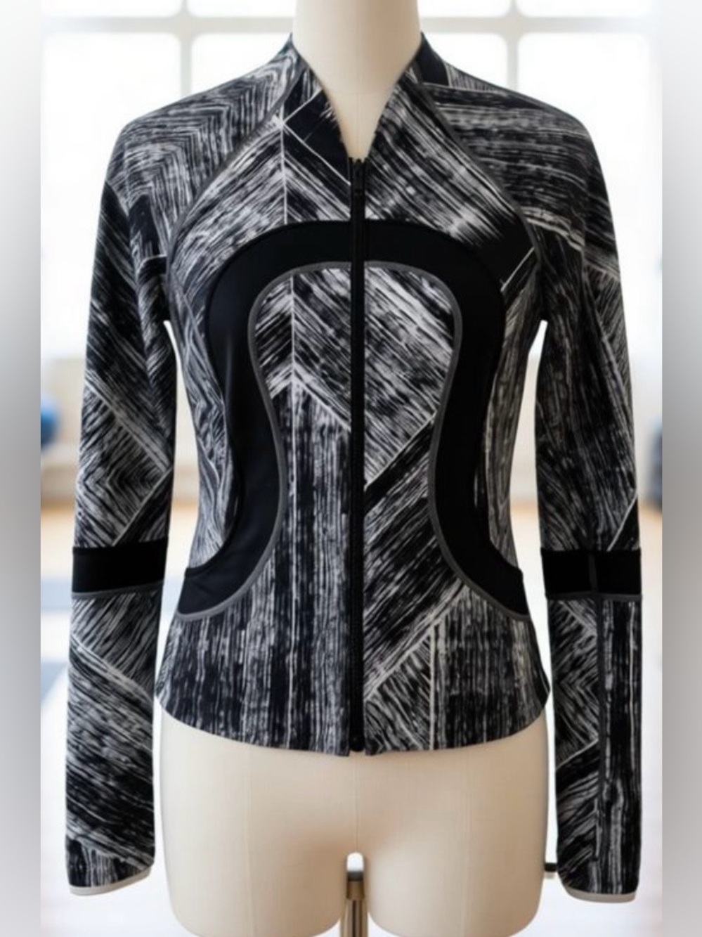 Lululemon Size 4 Black & White Zip-Front Women’s Athletic Jacket Pockets